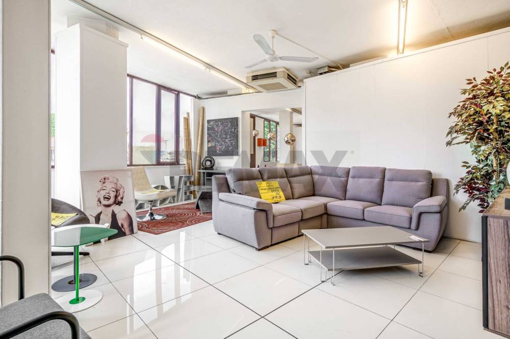 locale commerciale in vendita a Busto Arsizio