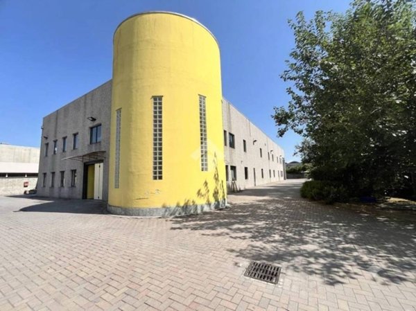 locale commerciale in vendita a Busto Arsizio