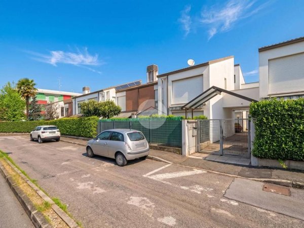 casa indipendente in vendita a Busto Arsizio