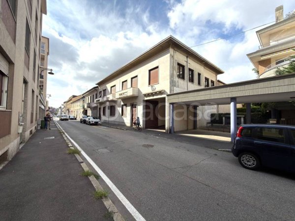 locale commerciale in vendita a Busto Arsizio
