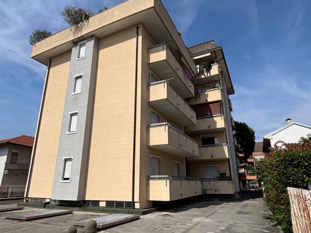 locale commerciale in vendita a Busto Arsizio in zona Borsano