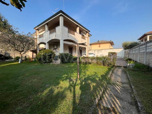 casa indipendente in vendita a Busto Arsizio in zona Borsano