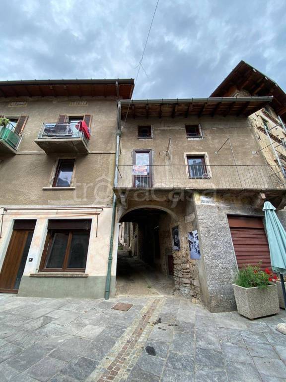 appartamento in vendita a Cadegliano-Viconago in zona Viconago