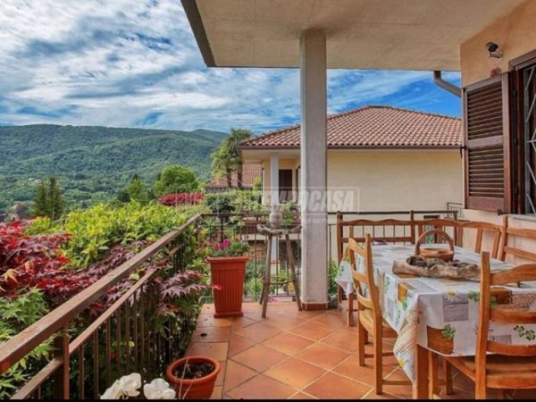 casa indipendente in vendita a Cadegliano-Viconago