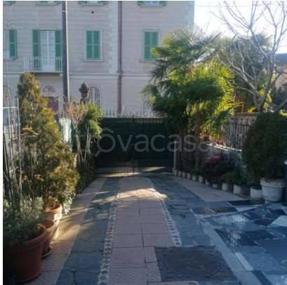 appartamento in vendita a Cadegliano-Viconago in zona Cadegliano