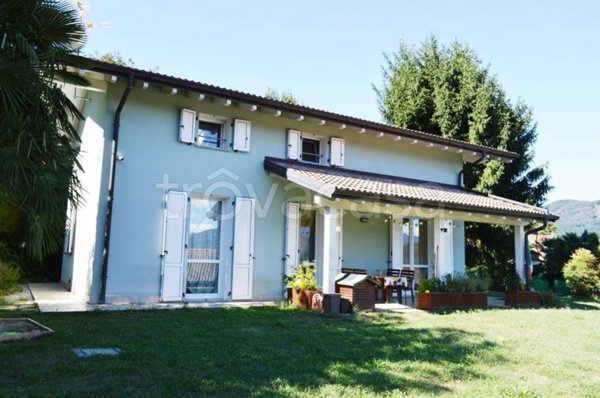 casa indipendente in vendita a Cadegliano-Viconago in zona Cadegliano