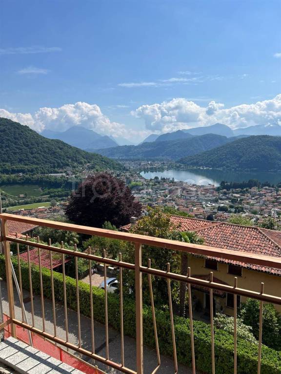 appartamento in vendita a Cadegliano-Viconago in zona Cadegliano