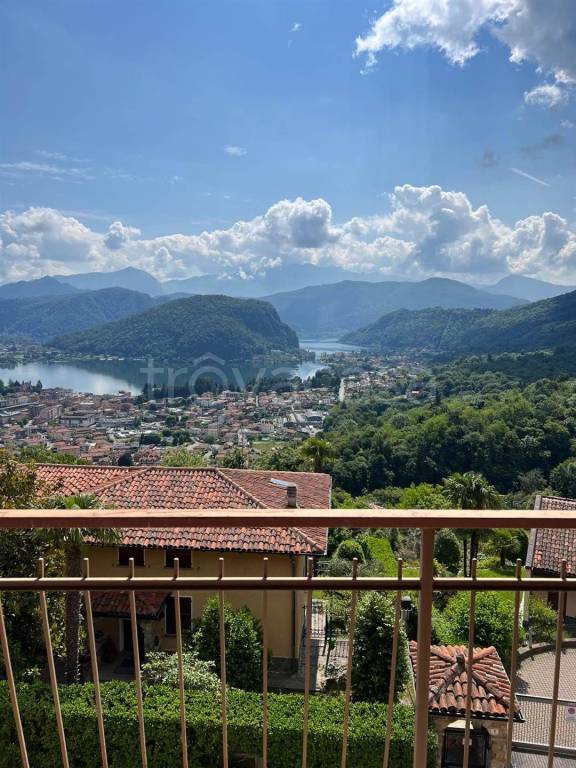 appartamento in vendita a Cadegliano-Viconago in zona Cadegliano
