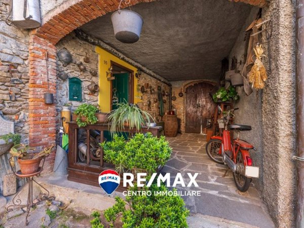 casa indipendente in vendita a Cadegliano-Viconago in zona Cadegliano