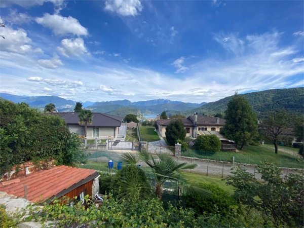 casa indipendente in vendita a Cadegliano-Viconago in zona Cadegliano