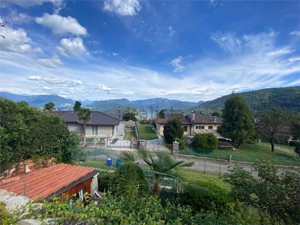 casa indipendente in vendita a Cadegliano-Viconago