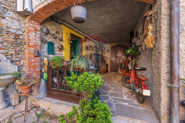 casa indipendente in vendita a Cadegliano-Viconago