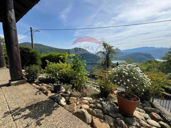 casa indipendente in vendita a Cadegliano-Viconago in zona Argentera