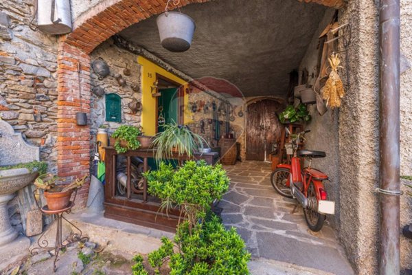 casa indipendente in vendita a Cadegliano-Viconago in zona Viconago