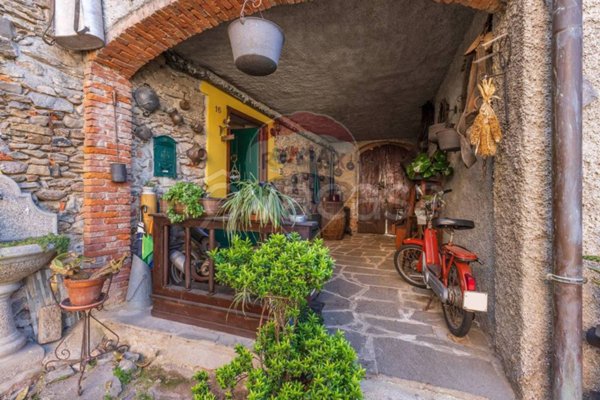 casa indipendente in vendita a Cadegliano-Viconago in zona Cadegliano