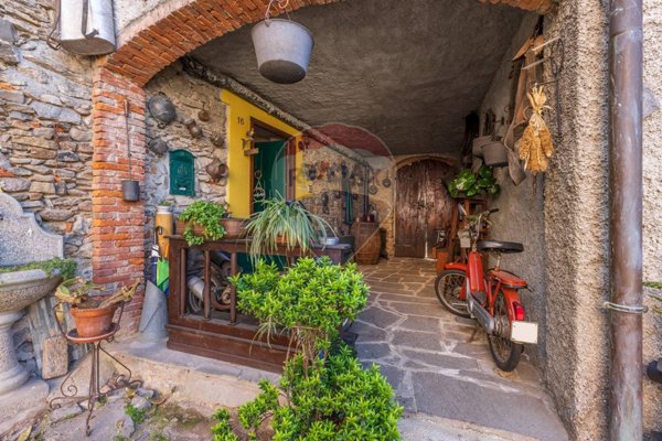 casa indipendente in vendita a Cadegliano-Viconago in zona Cadegliano