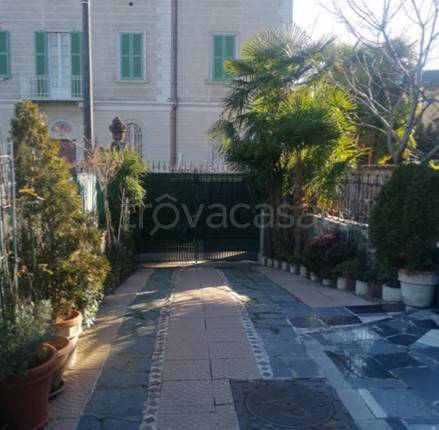 casa indipendente in vendita a Cadegliano-Viconago
