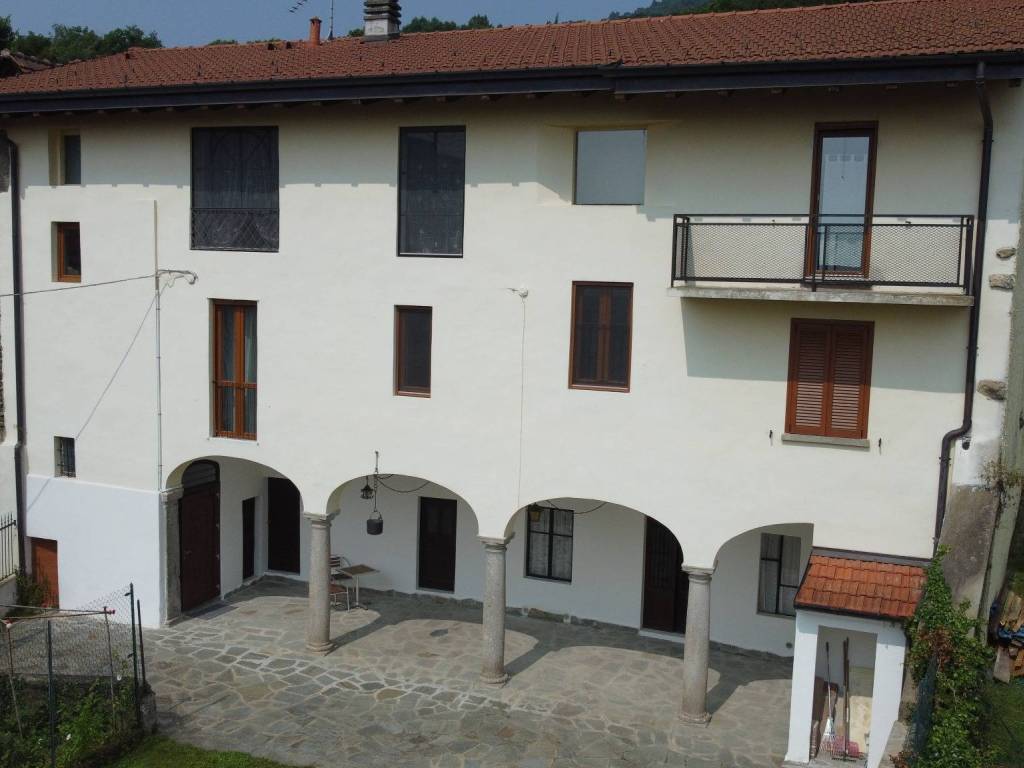 casa indipendente in vendita a Cadegliano-Viconago