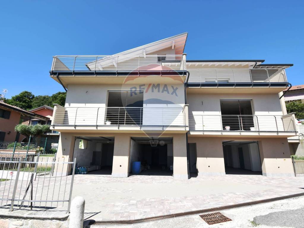 appartamento in vendita a Cadegliano-Viconago