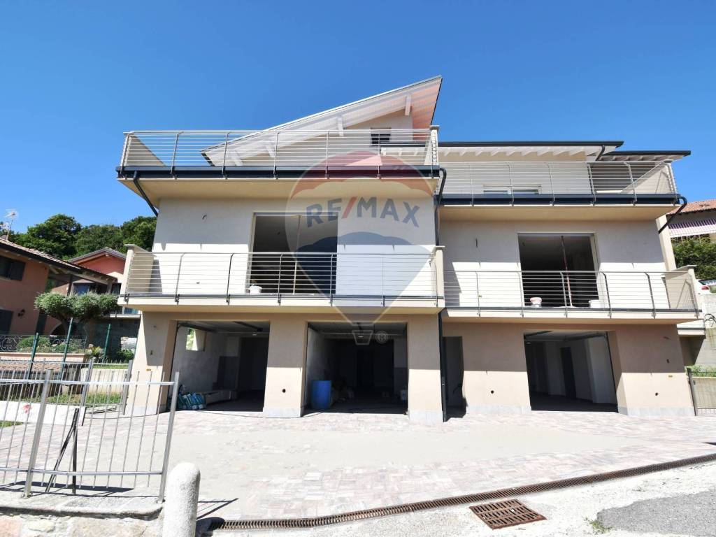 appartamento in vendita a Cadegliano-Viconago