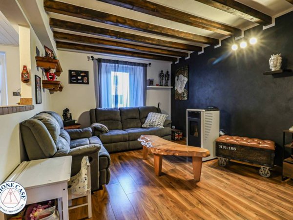 casa indipendente in vendita a Cadegliano-Viconago in zona Cadegliano
