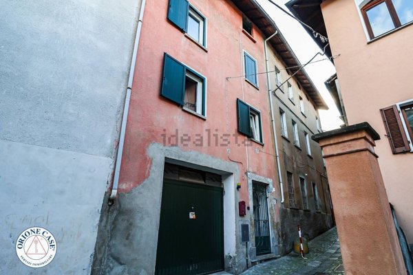 casa indipendente in vendita a Cadegliano-Viconago in zona Cadegliano