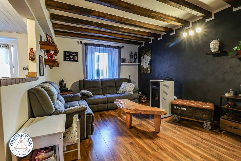 casa indipendente in vendita a Cadegliano-Viconago in zona Cadegliano