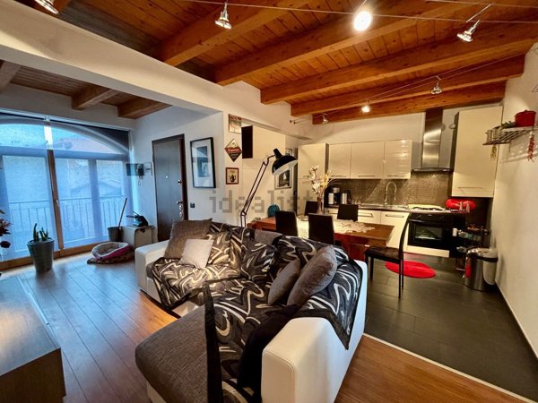 appartamento in vendita a Cadegliano-Viconago in zona Cadegliano