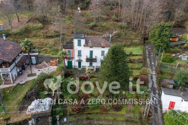 casa indipendente in vendita a Cadegliano-Viconago in zona Cadegliano