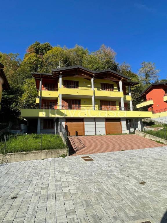 casa indipendente in vendita a Cadegliano-Viconago in zona Cadegliano