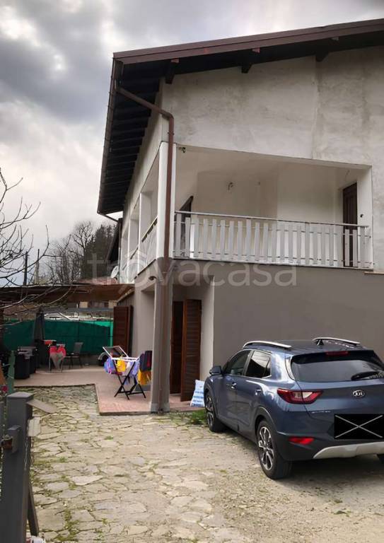 appartamento in vendita a Cadegliano-Viconago in zona Pradaccio