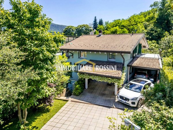 casa indipendente in vendita a Cadegliano-Viconago in zona Cadegliano