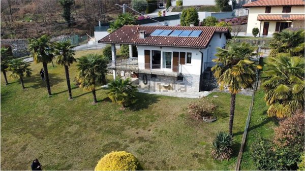 casa indipendente in vendita a Cadegliano-Viconago in zona Cadegliano