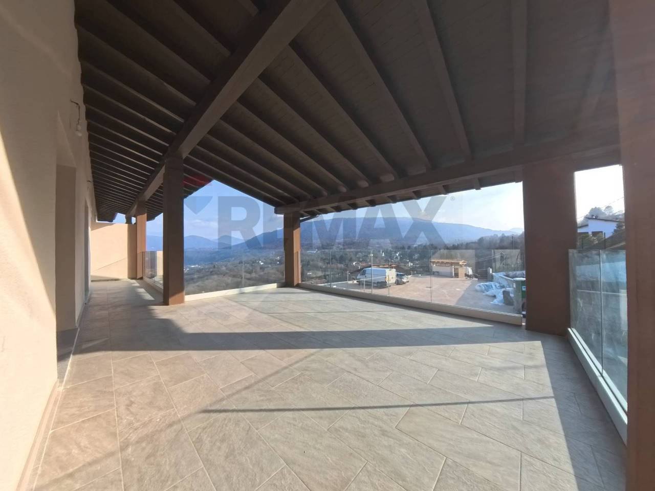 appartamento in vendita a Cadegliano-Viconago in zona Cadegliano