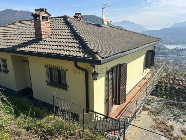 casa indipendente in vendita a Cadegliano-Viconago in zona Viconago