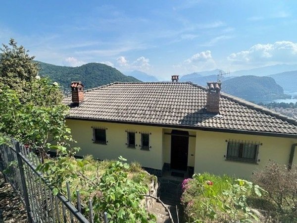 casa indipendente in vendita a Cadegliano-Viconago in zona Viconago