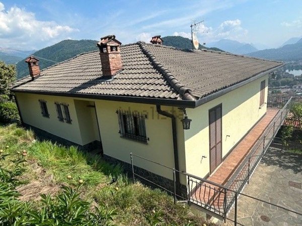 casa indipendente in vendita a Cadegliano-Viconago in zona Viconago