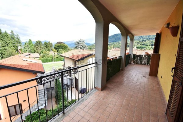 appartamento in vendita a Cadegliano-Viconago