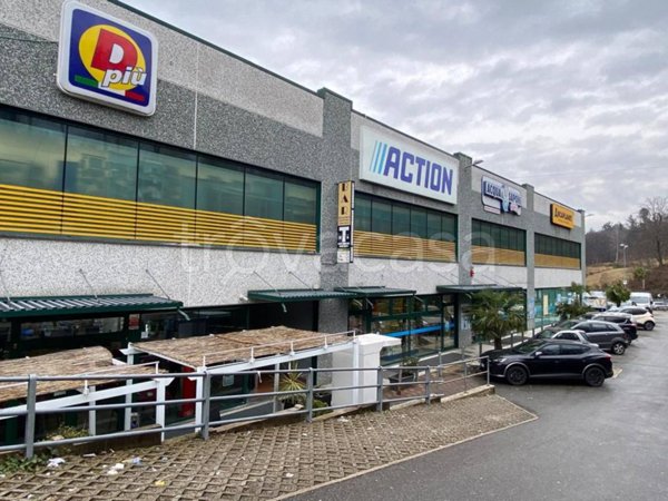 locale commerciale in vendita a Cadegliano-Viconago in zona Pradaccio