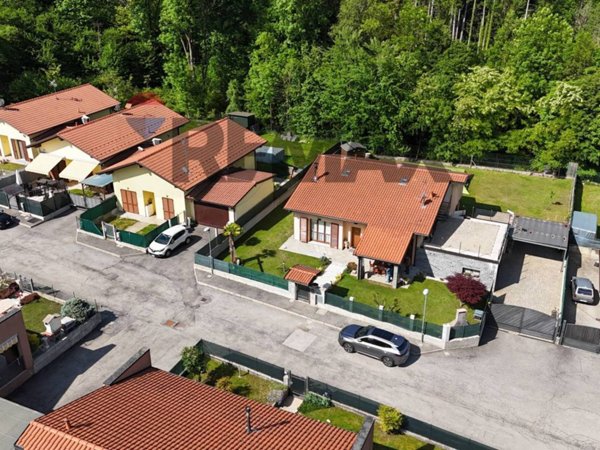 casa indipendente in vendita a Cadegliano-Viconago