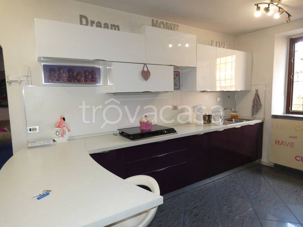 casa indipendente in vendita a Cadegliano-Viconago in zona Cadegliano