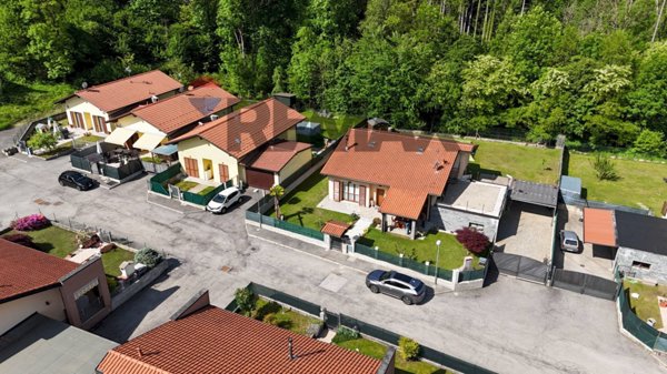 casa indipendente in vendita a Cadegliano-Viconago in zona Pradaccio