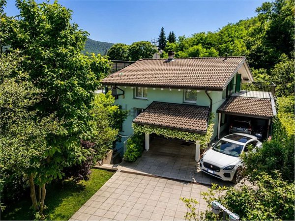 casa indipendente in vendita a Cadegliano-Viconago in zona Viconago