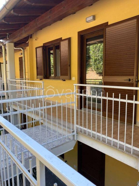 appartamento in vendita a Cadegliano-Viconago in zona Viconago
