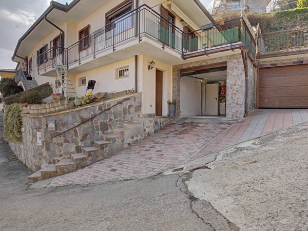 casa indipendente in vendita a Cadegliano-Viconago in zona Viconago