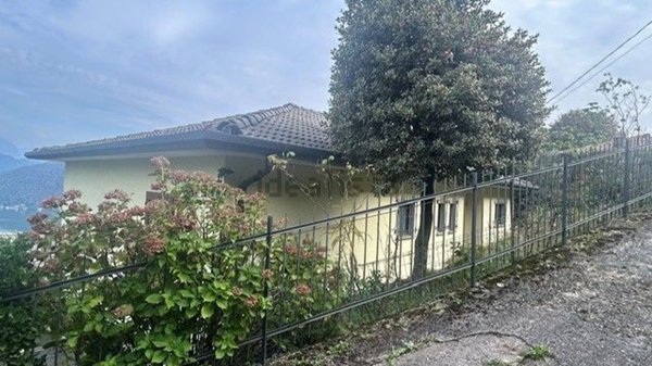 casa indipendente in vendita a Cadegliano-Viconago in zona Viconago