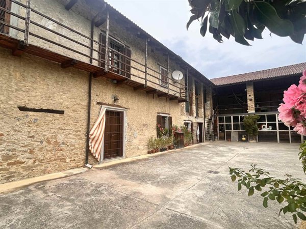casa indipendente in vendita a Cadegliano-Viconago in zona Rocchetta