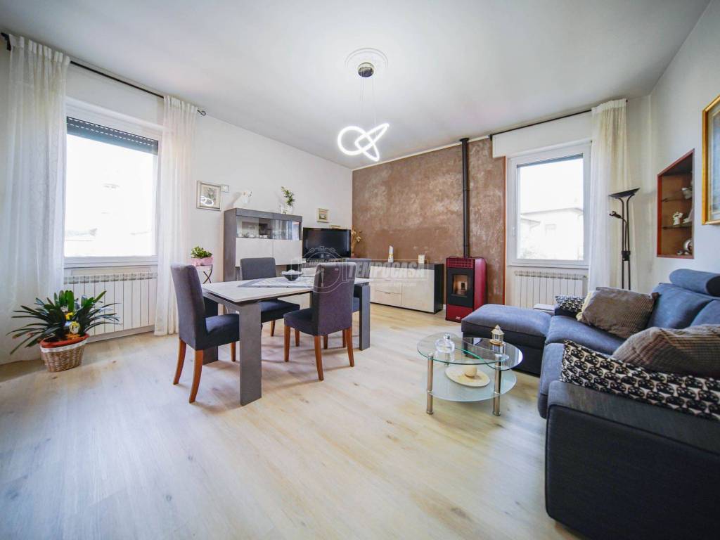 casa indipendente in vendita a Cairate in zona Bolladello
