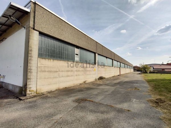 capannone in vendita a Cairate