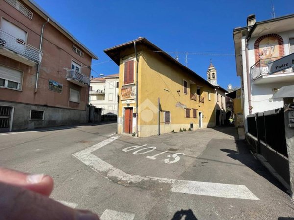 pentavano in vendita a Cairate in zona Peveranza
